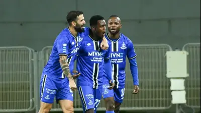 שחקני הפועל פתח תקוה חוגגים עם קלה. ברני ארדוב