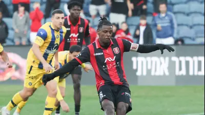 שחקן הפועל ירושלים, אווקה אשטה, בועט פנדל. דני מרון