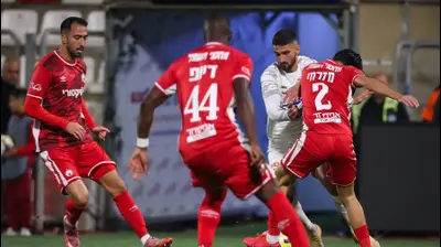 שחקן הפועל באר שבע, איגור זלאטנוביץ', מול שחקן בני סכנין, עדן שמיר. מאור אלקסלסי