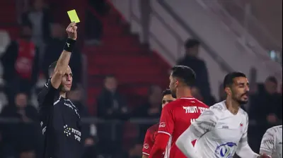 השופט יואב מזרחי שולף כרטיס צהוב לשחקן הפועל באר שבע, אליאל פרץ. מאור אלקסלסי