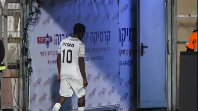 שחקן בני סכנין, מתיו קוג'ו, אחרי שהורחק. מאור אלקסלסי