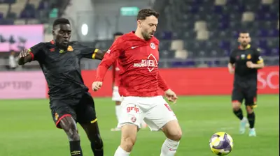 עומרי אלטמן שחקן הפועל תל אביב לפני טימותי אוואני שחקן מ.ס. אשדוד. דני מרון