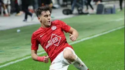 לויזוס לויזו שחקן הפועל תל אביב חוגג שער. דני מרון