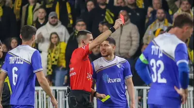 גל לוי מרחיק את אביב אברהם. קובי אליהו