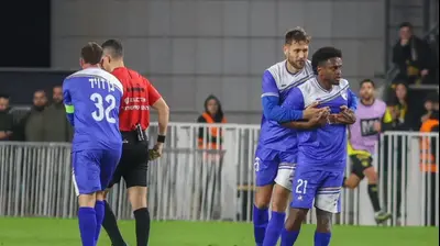 אביב אברהם, שחקן עירוני קרית שמונה אחרי שהורחק. קובי אליהו