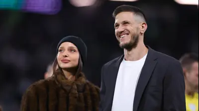 טקס פרישה לרמי גרשון לפני הדרבי החיפאי. עם אשתו נטע אלחמיסטר. מאור אלקסלסי