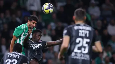 קני סייף שחקן מכבי חיפה מעל סאנה גומס מגן הפועל חיפה. מאור אלקסלסי