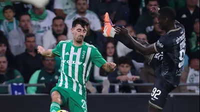 מגן הפועל חיפה סאנה גומס מכשיל את ילה בטאי ומורחק בדרבי. מאור אלקסלסי