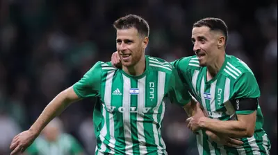 גיא מלמד חוגג עם דולב חזיזה, שחקני מכבי חיפה. מאור אלקסלסי