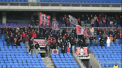 אוהדי הפועל ירושלים במשחק ביום שישי קר וגשום בנתניה. ברני ארדוב