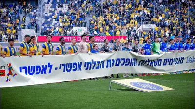 שחקני בני סכנין, שחקני מכבי תל אביב עם שלט בפעילות חברתית עם עמותת make a wish. אריאל שלום