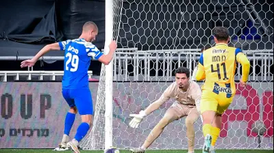 אחמד סלמן שחקן בני סכנין מול אופק מליקה שוער מכבי תל אביב. אריאל שלום