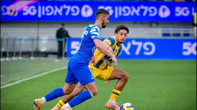 טייריס אסנטה שחקן מכבי תל אביב מול ג'ובייר בושנאק שחקן בני סכנין. אריאל שלום