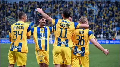 שחקני מכבי תל אביב חוגגים. אריאל שלום