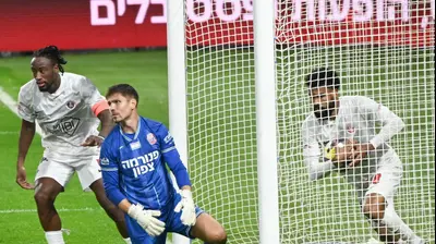 שוער הפועל חיפה, בנג'מין מצ'יני, אחרי שספג מול הפועל תל אביב. ברני ארדוב