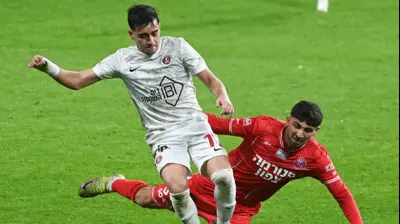 שחקן הפועל תל אביב לויזוס לויזו, לפני רוי נאווי, הפועל חיפה. ברני ארדוב