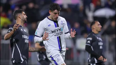 רועי דוד שחקן הפועל פתח תקוה לפני אלי בלילתי שחקן עירוני טבריה. מאור אלקסלסי