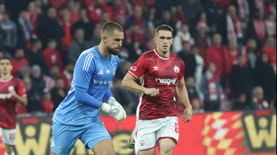 איגור זלאטנוביץ' שחקן הפועל באר שבע מול גאורגי ירמקוב שוער מכבי חיפה. דני מרון