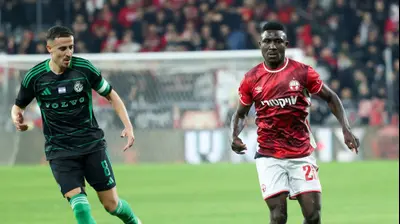 קינגס קאנגווה שחקן הפועל באר שבע מול דולב חזיזה שחקן מכבי חיפה. דני מרון