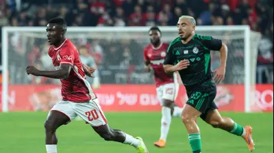 קינגס קאנגווה שחקן הפועל באר שבע לפני איתן אזולאי שחקן מכבי חיפה. דני מרון