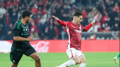 הלדר לופס שחקן הפועל באר שבע לפני קני סייף שחקן מכבי חיפה. דני מרון