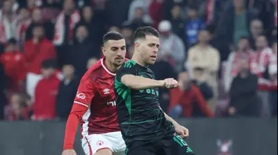 גיא מלמד שחקן מכבי חיפה לפני אור בלוריאן שחקן הפועל באר שבע. דני מרון