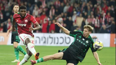 לוקאס ונטורה שחקן הפועל באר שבע בועט מול נבות רטנר שחקן מכבי חיפה. דני מרון