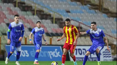 רועי גורדנה שחקן מ.ס. אשדוד לפני אופיר בנבנישתי שחקן עירוני קרית שמונה. לירון מולדובן 