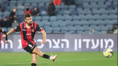 שחקן הפועל ירושלים, איליי מדמון, בועט פנדל. דני מרון