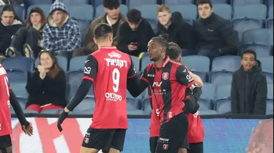 שחקני הפועל ירושלים חוגגים עם אווקה אשטה. דני מרון