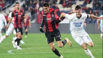 שחקן הפועל ירושלים, מרקו רקוניאץ, מול שחקן עירוני טבריה אונדז'יי באצ'ו. דני מרון