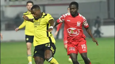 שחקן מכבי נתניה, הרי טבארש, מול שחקן בני סכנין, מתיו קוג'ו. ברני ארדוב