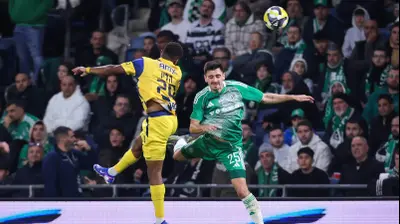 ילה בטאי שחקן מכבי חיפה מול הליו וארלה שחקן מכבי תל אביב. מאור אלקסלסי