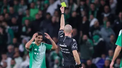 השופט גל לייבוביץ' שולף כרטיס צהוב לעבר קני סייף שחקן מכבי חיפה. מאור אלקסלסי