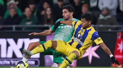 קרווין אנדרדה שחקן מכבי תל אביב מול קני סייף שחקן מכבי חיפה. מאור אלקסלסי