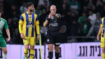 השופט גל לייבוביץ' מאשר שער לזכות מכבי חיפה, לצדו שגיב יחזקאל שחקן מכבי תל אביב. מאור אלקסלסי