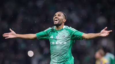 קנג'י גורה שחקן מכבי חיפה חוגג שער. מאור אלקסלסי