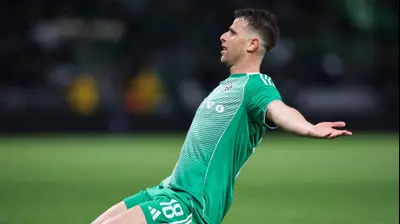 גיא מלמד שחקן מכבי חיפה חוגג שער. מאור אלקסלסי