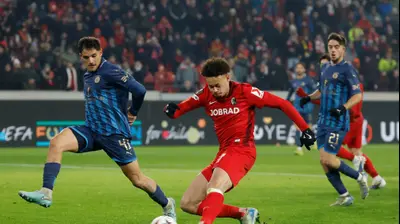 דרי שראנט שחקן פרייבורג מול איתי בן חמו שחקן מכבי תל אביב. רויטרס