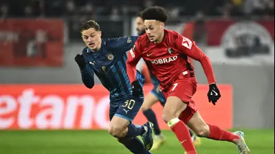 דרי שראנט שחקן פרייבורג מול איתמר נוי שחקן מכבי תל אביב. SILAS STEIN/AFP,GettyImages