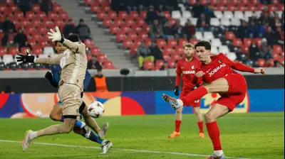 איגור מטאנוביץ' שחקן פרייבורג נעצר אצל רועי משפתי שוער מכבי תל אביב. רויטרס