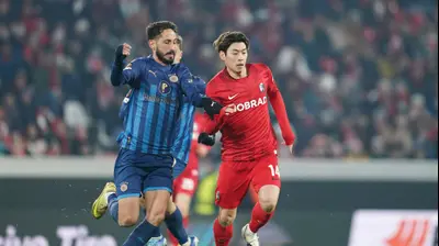 יואיטו סוזוקי שחקן פרייבורג מול שגיב יחזקאל שחקן מכבי תל אביב. Daniela Porcelli,GettyImages