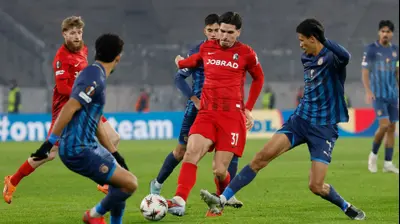 הייטור שחקן מכבי תל אביב מול איגור מטאנוביץ' שחקן פרייבורג. רויטרס