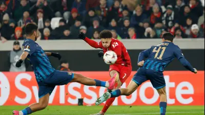 דרי שראנט שחקן פרייבורג בועט מול מכבי תל אביב. רויטרס