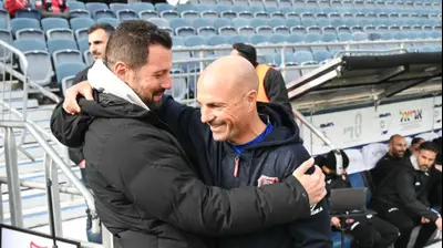 מאמן הפועל ירושלים זיו אריה עם מאמן הפועל פתח תקוה עומר פרץ. ברני ארדוב