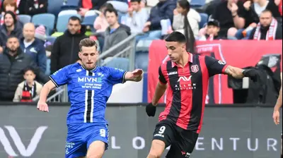 שחקן הפועל ירושלים מרקו רקוניאץ מול שחקן הפועל פתח תקוה מארק קוסטה. ברני ארדוב