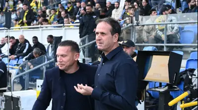 רוני לוי מאמן מכבי נתניה עם ברק בכר מאמן מכבי חיפה. ברני ארדוב