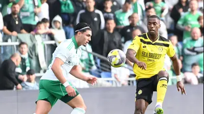 הרי טבארש שחקן מכבי נתניה מול ליסב עיסאת שחקן מכבי חיפה. ברני ארדוב