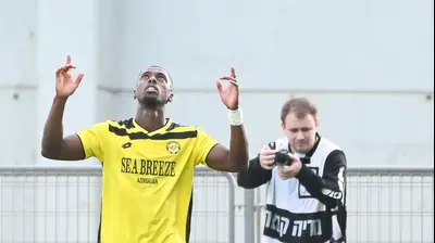 הרי טבארש שחקן מכבי נתניה חוגג שער. ברני ארדוב