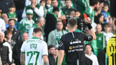 פייר קורנו שחקן מכבי חיפה מורחק. ברני ארדוב